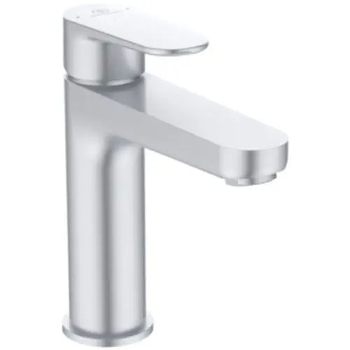 Waschtischarmatur aus Metall in Silber, mit einem schlanken, minimalistischen Design und einem Hebel zur Steuerung des Wasserflusses. Hersteller: Ideal Standard.